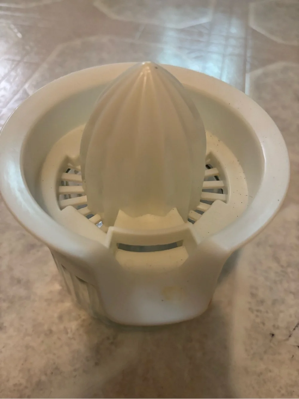 White Manual Citrus Juicer - Compact Hand Press Reamer